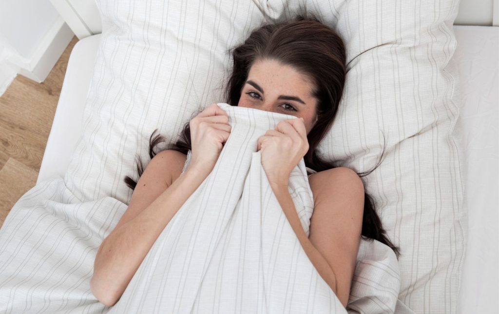 femme timide au lit